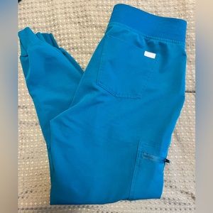 Women’s figs scrubs large top and medium jogger bottoms like new